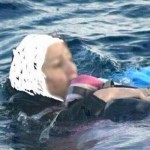 Muslimanka pokušava da održi svoje dijete na površini vode nakon utapanja broda koji je prevozio migrante
