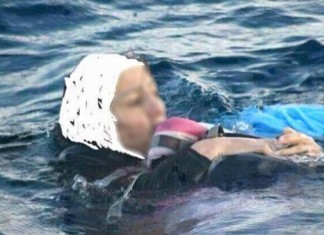 Ko i zašto potapa i ubija muslimanske izbjeglice u Evropi Muslimanka pokušava da održi svoje dijete na površini vode nakon utapanja broda koji je prevozio migrante