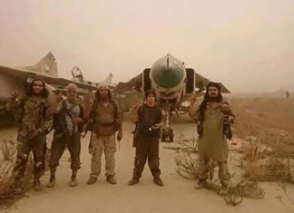 SIRIJA: Džebhetun-nusra oslobodila stratešku bazu Ebu Zuhur Borci Džebhetun-nusre poziraju unutar zračne luke Ebu Zuhur
