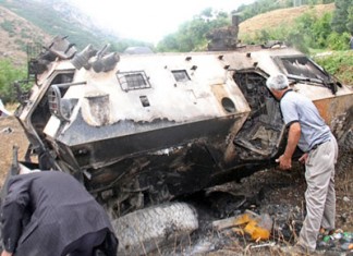 Turska: U bombaškom napadu ubijeno deset policajaca Napad u Turskoj