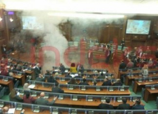 Cirkus u Skupštini Kosova: Zviždanje, poljevanje vodom i suzavac (VIDEO) suzavac-skupstina-kosova