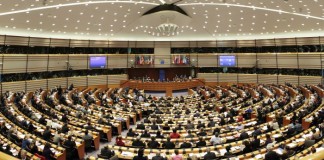 Priklanjanje ateističkim strankama i idejama (demokratskim, komunističkim) kao i drugim džahilijetskim pravcima i strankama (Šejh Salih Fewzan) parlament