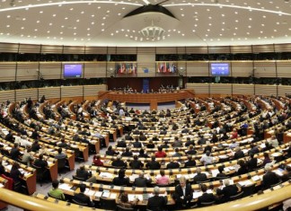 Priklanjanje ateističkim strankama i idejama (demokratskim, komunističkim) kao i drugim džahilijetskim pravcima i strankama (Šejh Salih Fewzan) parlament
