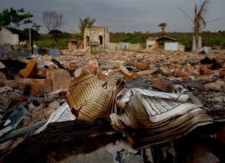Foto reportaža o zločinima nad Rohingja muslimanima u Burmi Vjekovna ognjišta Rohinga se pale do temelja i zatire se svaki trag o njihovom postojanju. Uništavaju se džamije i briše islamska historija Rohinga muslimana.