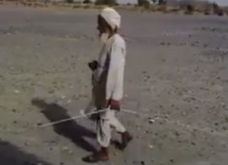 SubhanAllah! Pogledajte kako ovaj slijepi starac ide u džamiju na namaz
