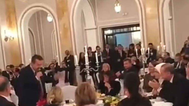 Ivica Dačić pjeva gostima