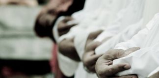 Pitanje o uspostavljanju dva džemata u istoj džamiji namaz