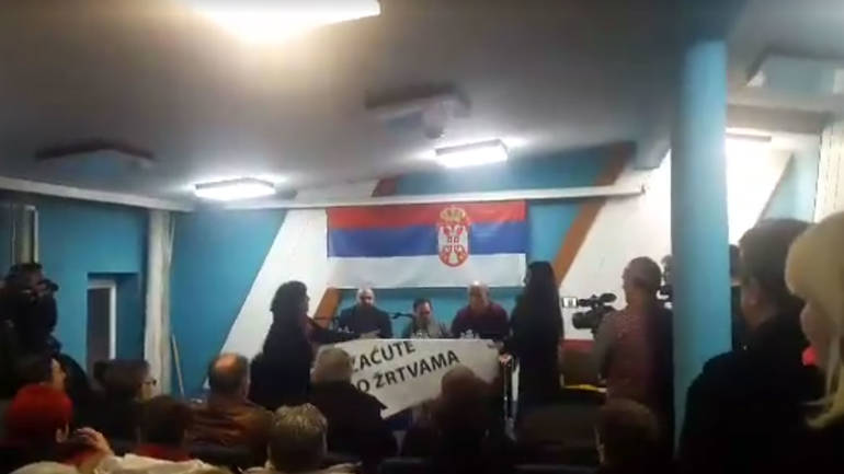 Protiv aktivista Inicijative za ljudska prava pokrenut je prekršajni postupak jer su se usudili protestovati protiv nastupa Veselina Šljivančanina
