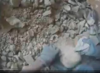 Video: Spasioci izvukli bebu iz ruševina u Istočnoj Ghouti beba u rusevinama