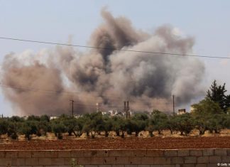 Sirijski i ruski avioni nastavljaju bombardirati Idlib rat u Siriji