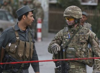 Povlačenje američkih trupa iz Afganistana za tri do pet godina Afganistanski policajac i američki vojnik
