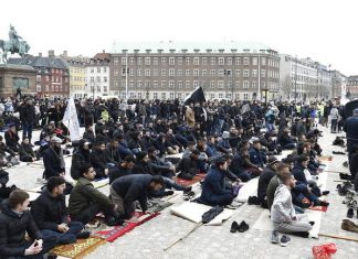 Danska: Desničar zapalio Kur’an pred Parlamentom Danska dzuma namaz