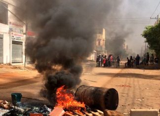 Egipatski scenario krađe revolucije: Sudanska vojska upala u kamp demonstranata i ubila 13, više ranjenih Demonstracije u Sudanu