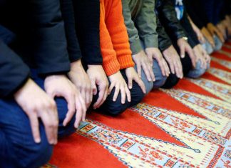 Porast islamofobije: Većina Austrijanaca suživot s muslimanima ocjenjuje lošim Muslimani klanjaju