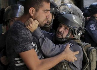 MEE: Britanski univerziteti upleteni u izraelske zločine nad Palestincima Židovski policajac sprječava palestinskog muslimana da uđe u kompleks Mesdžidul-Aksa