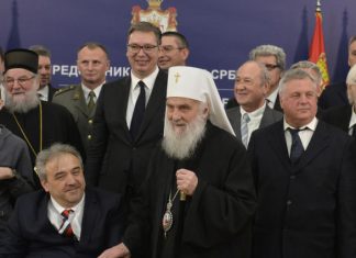 Aleksandar Vučić odlikovao negatora genocida u Srebrenici Petera Handkea Vučić