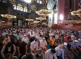 Prvi džuma-namaz nakon 86 godina u Aja Sofiji okupio muslimane iz različitih dijelova svijeta Aja Sofija namaz