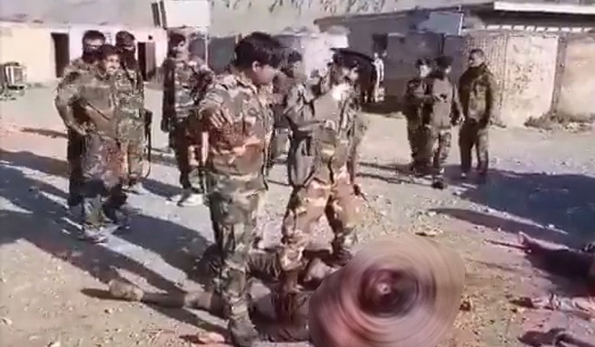 Afganistanski marionetski vojnici stoje nad tijelima izmasakriranih talibanskih šehida