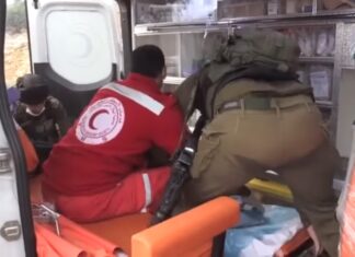 Video: Izraelske snage pokušale oteti ranjenog Palestinca iz vozila hitne pomoći zidovski vojnici pokusavaju izvesti Palestinca iz vozila hitne pomoci