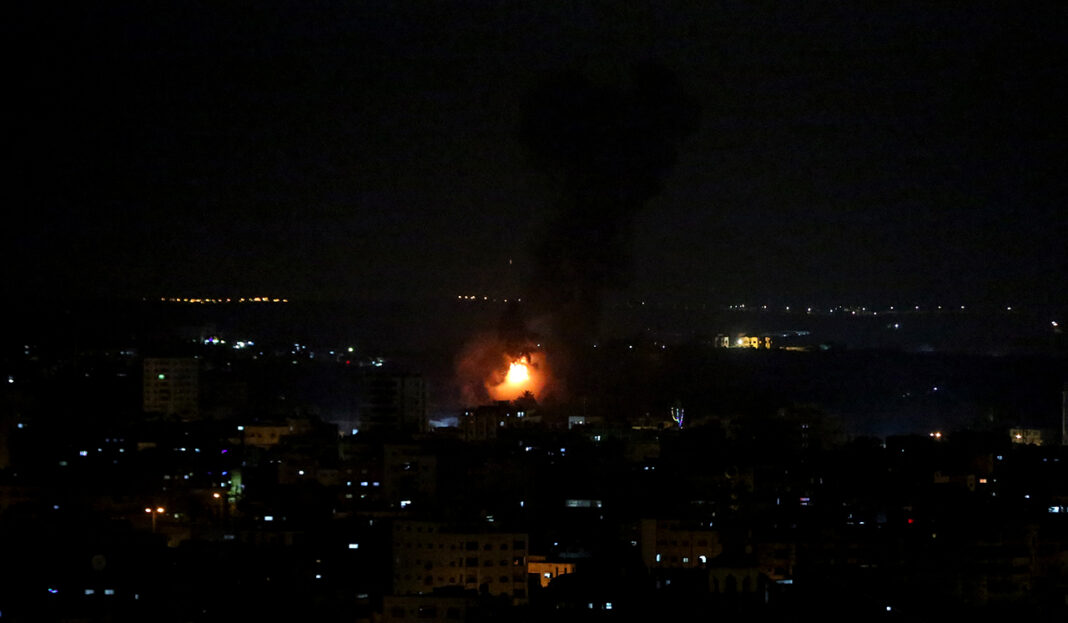 Izraelska vojska rano jutros izvela je artiljerijske i zračne napade na položaje palestinskog pokreta Hamasa u blokiranom pojasu Gaze ( Ali Jadallah - Anadolu Agency )