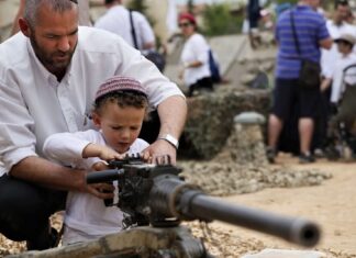 Izraelski doseljenici: “Jevrejsko lice” američkog imperijalizma na Bliskom istoku Židovski doseljenik podučava malodobno dijete rukovanju sa vatrenim oružjem. Hiljade ovakvih fotografija ostane "neopaženo" od strane globalnih medija i moćnika, ali ako bi kojim slučajem neki Palestinac podučavao svoje dijete kako da se odbrani od židovskih terorističkih okupatora, cio svijet bi brujio o "islamskom teroristi koji indoktrinira malodobno dijete"