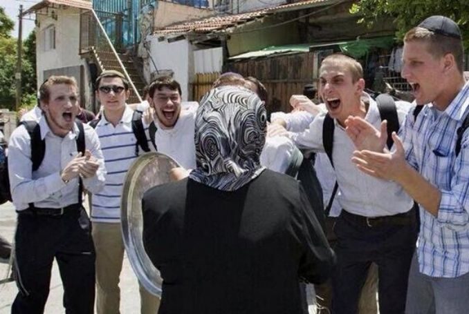 Židovski doseljenici zlostavljaju palestinsku muslimanku na ulici