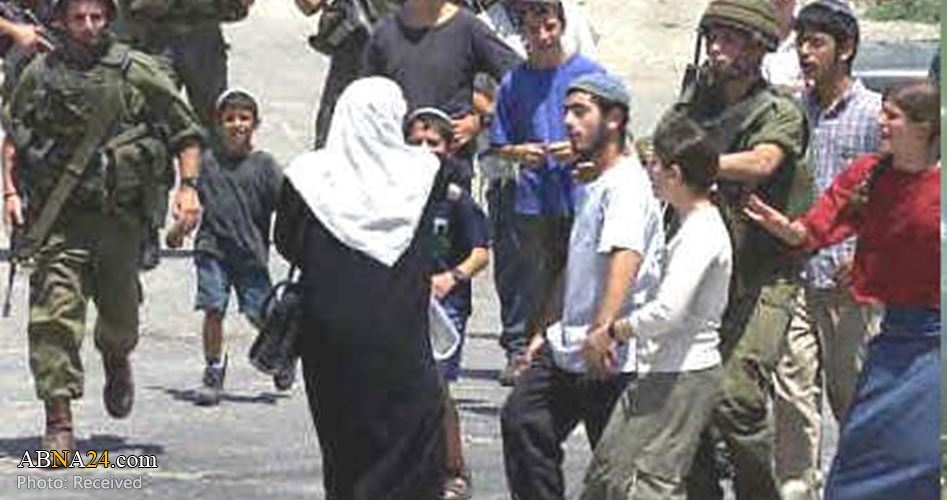 Židovski doseljenici zlostavljaju palestinsku muslimanku na ulici