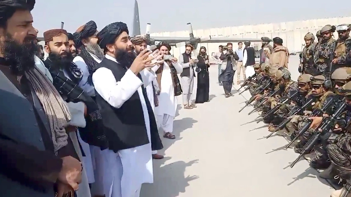 Glasnogovornik talibana Zabihullah Mujahid obraća se jedinici Badri 313 na kabulskom aerodromu (REUTERS)