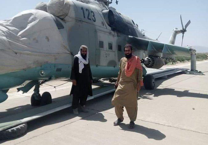Talibani poziraju ispred indijskog helikoptera