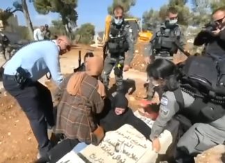 Potresno: “Pustite me da umrijem pored svog sina” – palestinska majka pokušava spriječiti židovske teroriste da sruše mezar njenog sina (VIDEO) Židovski teroristi vuku Palestinku kako bi je odvukli od sinovog mezara kojeg su naumili porušiti