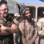 FSA komandant Abdul Džabbar al-Ukaidi i IDIŠ-ov emir Ebu Džendel zajedno poziraju pred kamerama nakon pada zračne baze Menagh.