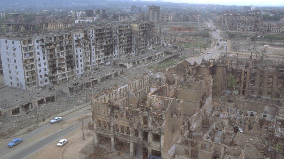 Čečenija je proglasila nezavisnost od Sovjetske Unije 1991. godine, a Rusi su je napali 1994. Bombardovanje Groznog od strane Rusije je bilo je razorno