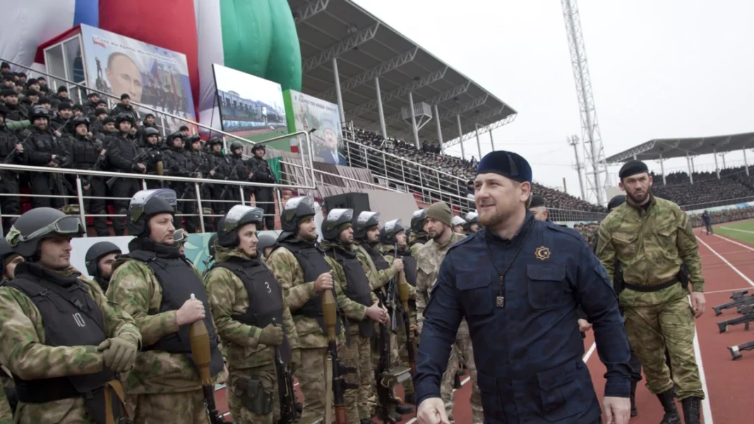 Putinov lovački pas Ramzan Kadirov vrši smotru svoje privatne vojske sa kojom terorizira muslimane Čečenije