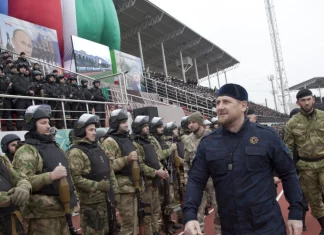 Čečenski otpadnici spašavaju brata Putina: U Ukrajinu stiglo 1.300 čečenskih otpadnika Putinov lovački pas Ramzan Kadirov vrši smotru svoje privatne vojske sa kojom terorizira muslimane Čečenije