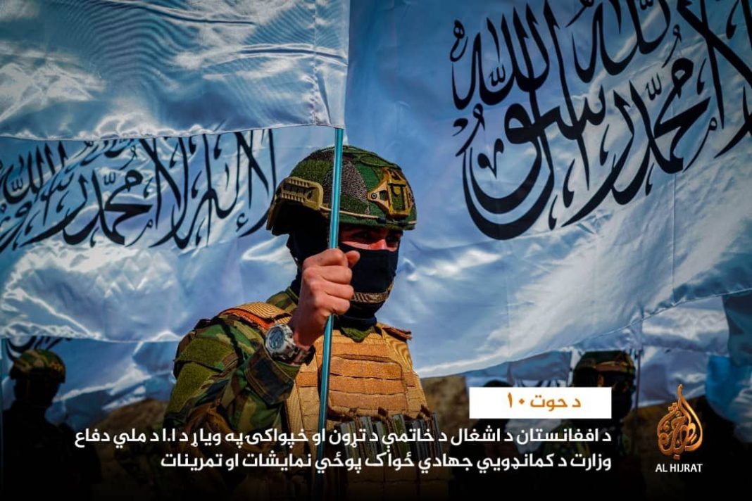 Taliban drži zastavu šehadete na vojnoj paradi u Kabulu