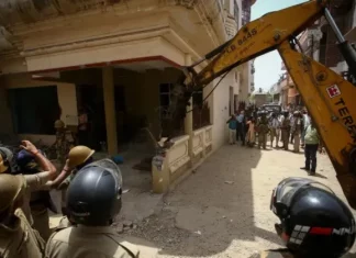 Genocid hindu mušrika: Rušenje kuća i zlostavljanje muslimana koji su branili čast Poslanika a.s. Hindu teroristi ruše kuću muslimana