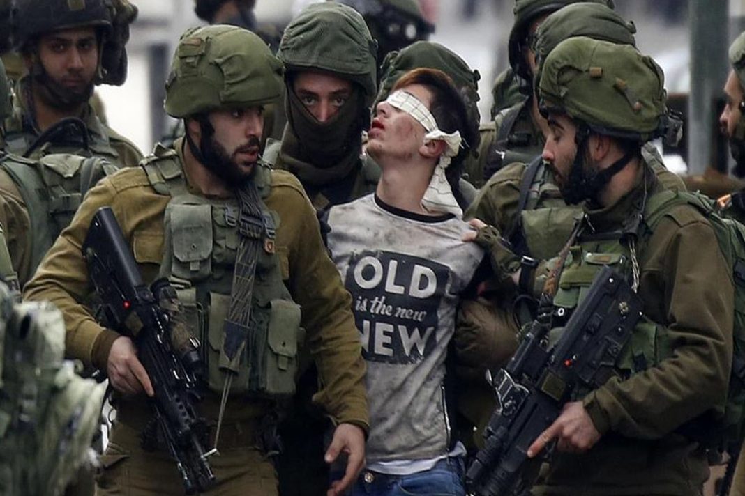 Izraelski okupatorski vojnici privode 14-ogodišnjeg palestinskog dječaka u Al-Halilu na okupiranoj Zapadnoj Obali