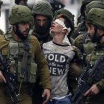 Izraelski okupatorski vojnici privode 14-ogodišnjeg palestinskog dječaka u Al-Halilu na okupiranoj Zapadnoj Obali