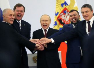 Putin potpisao dokument o pripajanju četiri ukrajinske regije Ruskoj Federaciji Putin sa predstavnicima četiri okupirane ukrajinske regije na "ceremoniji" aneksije