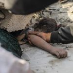 Palestinska djevojčica ispod ruševina u Gazi nakon izraelskog napada, oktobar 2023.