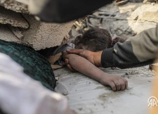 Broj ubijenih u izraelskim napadima u Gazi premašio 45.000 Palestinska djevojčica ispod ruševina u Gazi nakon izraelskog napada, oktobar 2023.