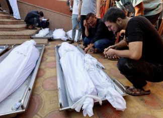 Zadnjih mjesec dana Izrael ubio više palestinske djece nego proteklih 46 godina Članovi porodica ubijenih Palestinaca se opraštaju od voljenih u Khan Younisu (Reuters)