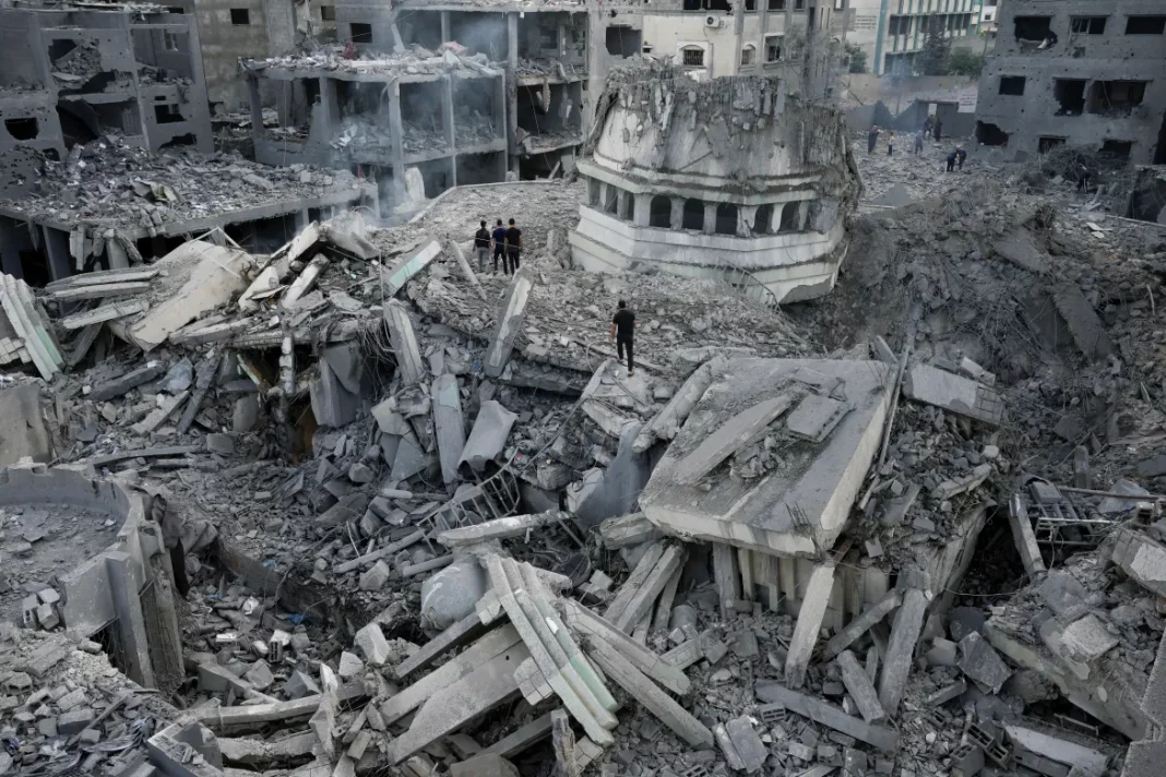 Palestinci pretražuju ruševine Yassinove džamije, uništene nakon što je pogođena u izraelskom zračnom napadu na izbjeglički kamp Shati u gradu Gazi (AP)