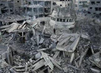 Fotogalerija: Izraelski rat protiv Gaze, sto dana smrti i patnje Palestinci pretražuju ruševine Yassinove džamije, uništene nakon što je pogođena u izraelskom zračnom napadu na izbjeglički kamp Shati u gradu Gazi (AP)