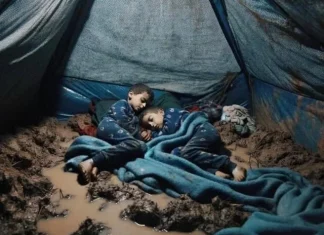 Močvara Palestinska djeca u Gazi spavaju u poplavljenom šatoru