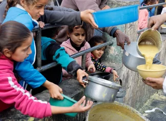 UNICEF: Nastupilo je ono čega smo se bojali, djeca su počela umirati od gladi (u Gazi) Djeca u Gazi u redu za hranu