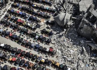 Džuma namaz u Gazi: Palestinci klanjaju na ruševinama džamija