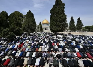 Uprkos izraelskim ograničenjima: Oko 125.000 Palestinaca klanjalo džuma-namaz u Al-Aksi Palestinci klanjaju dzumu namaz u kompleksu Al Akse u okupiranom Kudsu - Jerusalemu