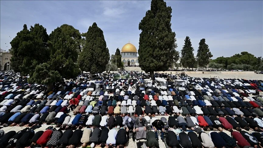 Palestinci klanjaju dzumu namaz u kompleksu Al Akse u okupiranom Kudsu - Jerusalemu