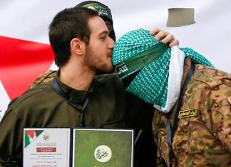 Emotivan rastanak izraelskog taoca od pripadnika Hamasa Eliyah Cohen tokom ceremonije oslobađanja ljubi u čelo pripadnika Hamasa.
